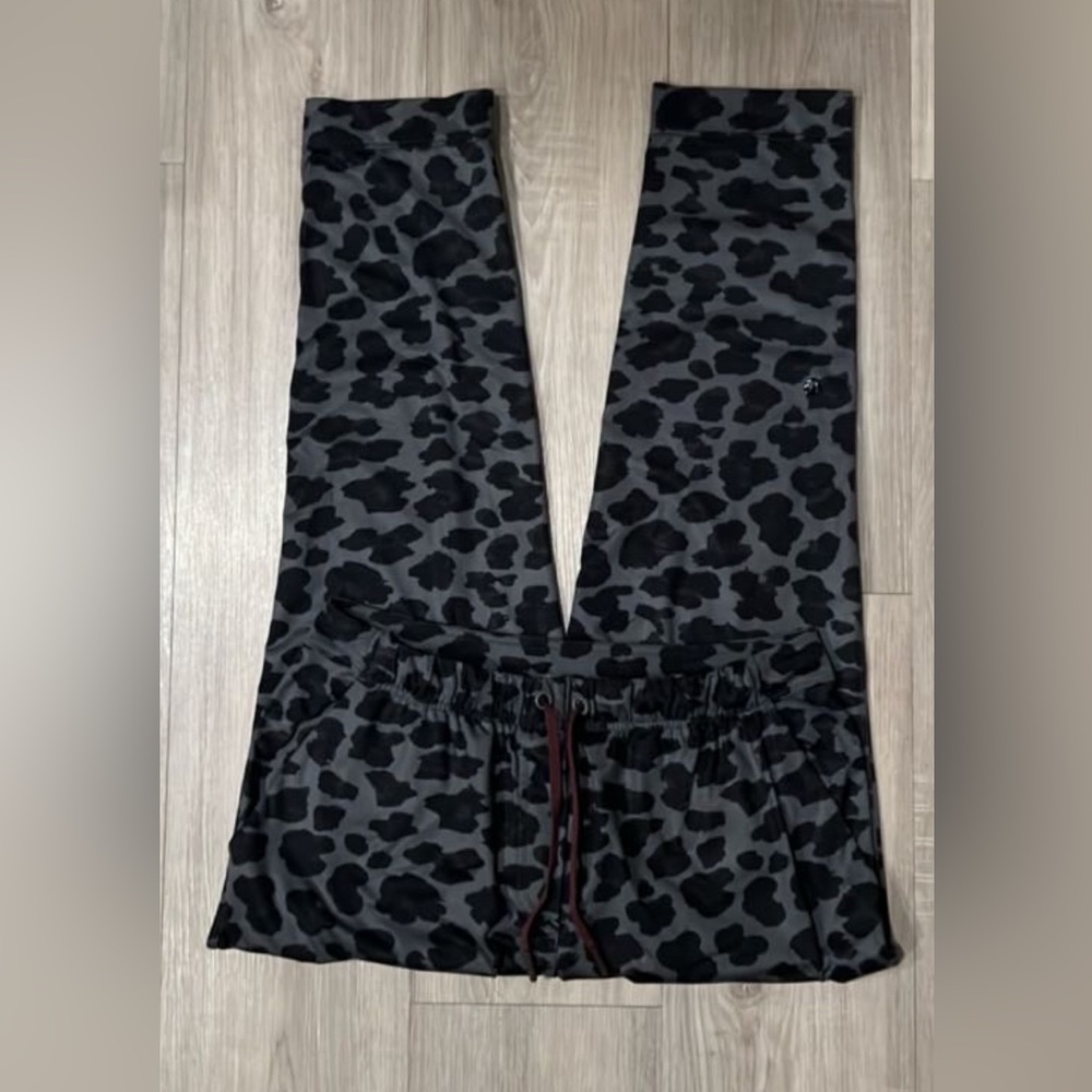 Lululemon joggers 28"
I would say best fit 6/8? 28" inseam. No flaws!